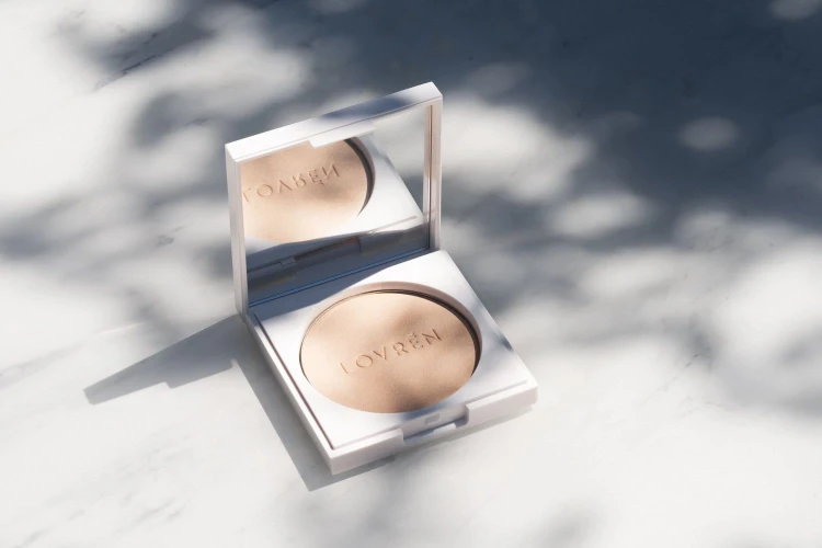 Lovrén rozświetlacz z witaminą E Illuminating Light&amp;Glow, 10,5 g