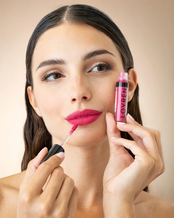 Lovrén Szminka w płynie z olejkiem z awokado i kwasem hialuronowym, R5 Magnolia, 3 ml
